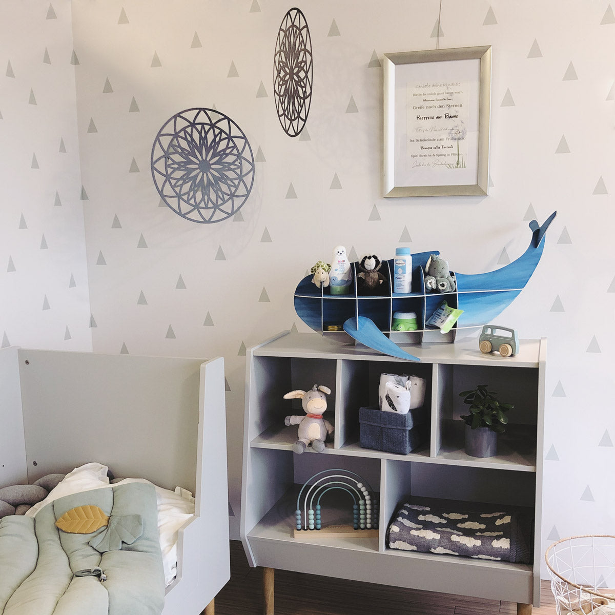 Amy the Whale - individuell gestaltetes Wal-Regal