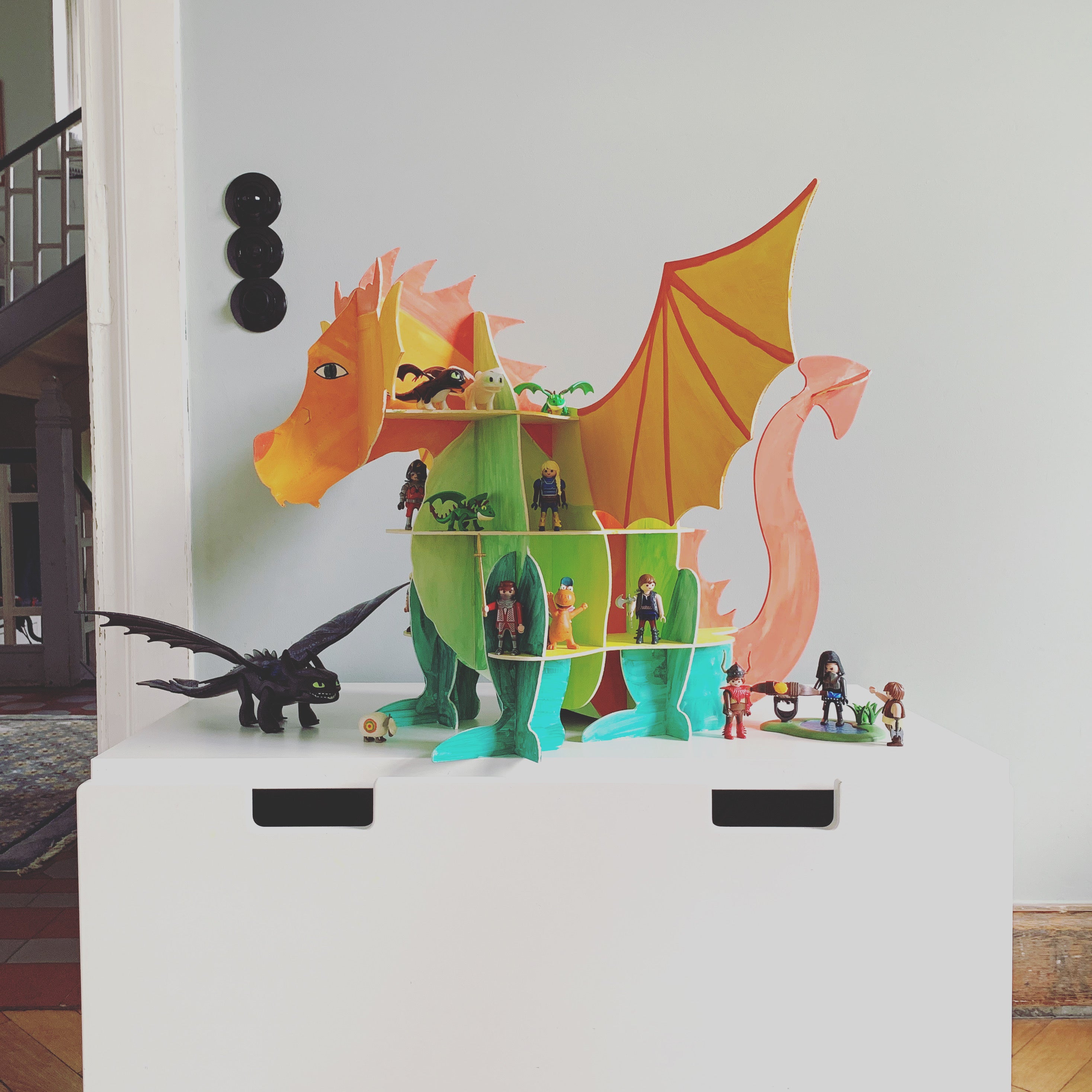 Kinderregal / Spielzeugregal Frankie the Dragon bunt bemalt